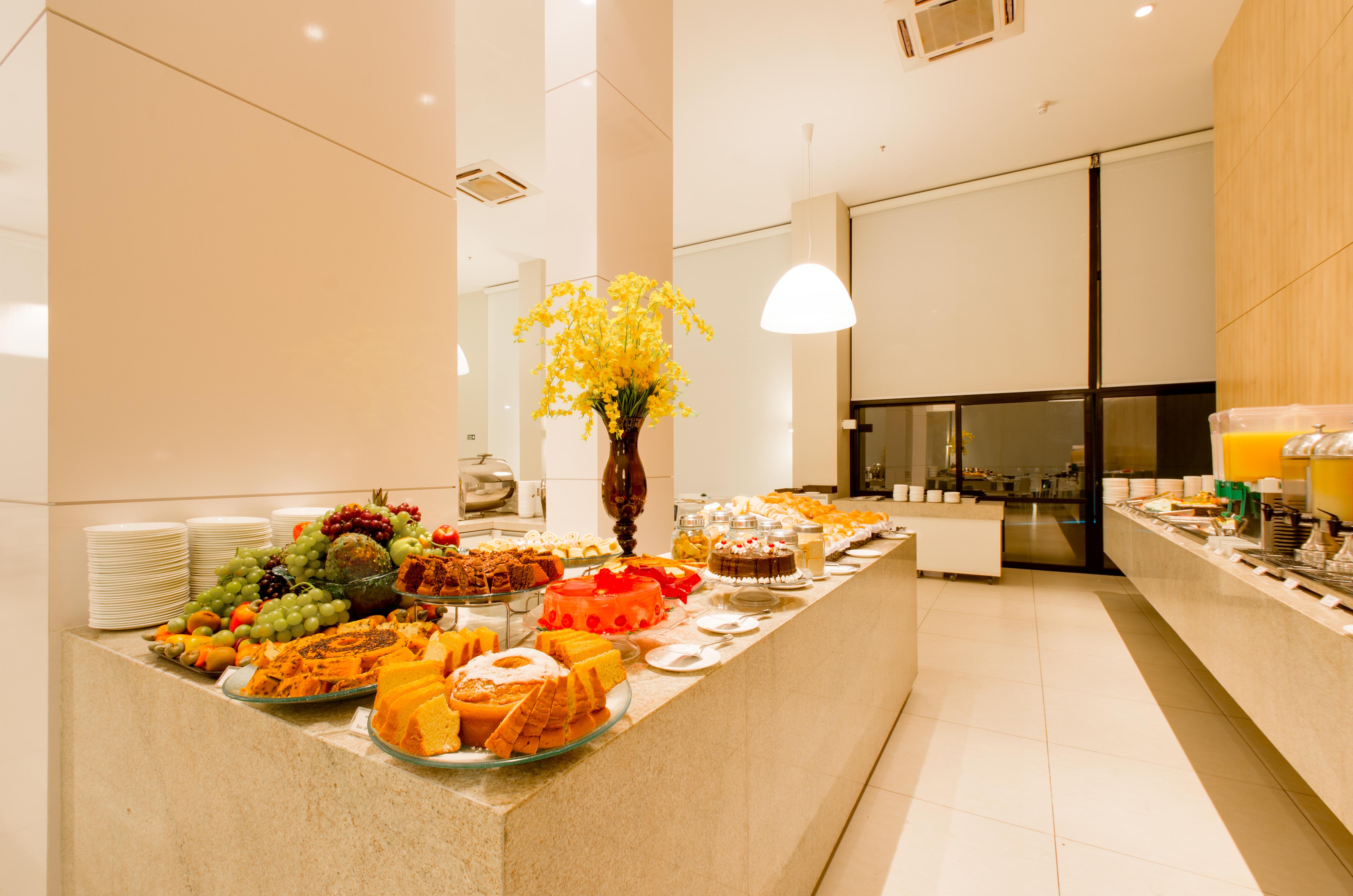 Meridiano Hotel Maceió Buitenkant foto A buffet at a hotel